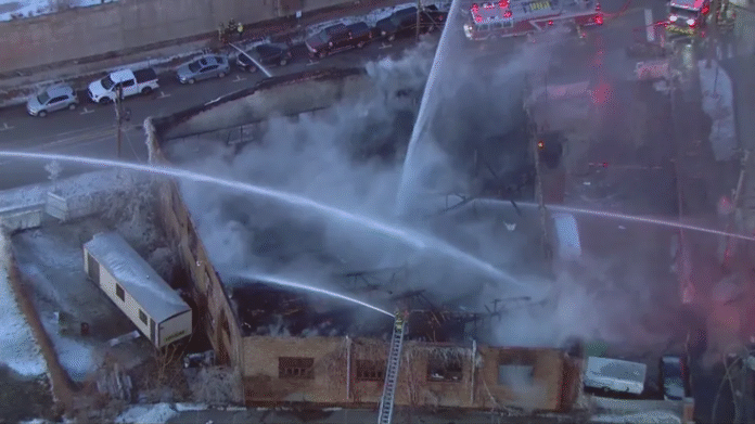 Illinois commercial building fire leaves 2 injured, including police officer