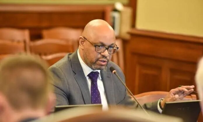 Illinois lawmakers target auto glass steering, shop incentives in new bill