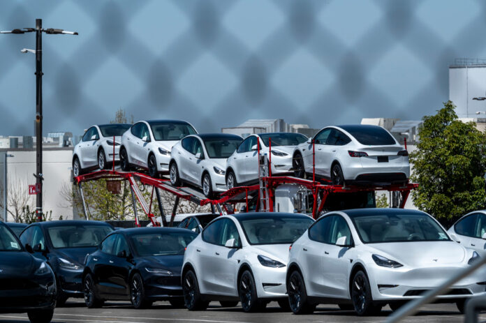 Tesla, EEOC Plan Talks to Settle Factory Racism Suit