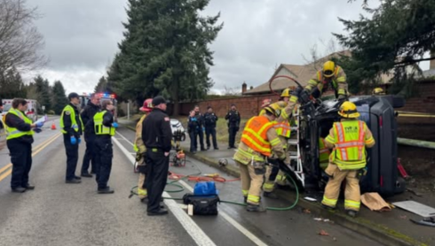 2-car crash leaves 2 people hurt after rescue from flipped SUV in Tigard
