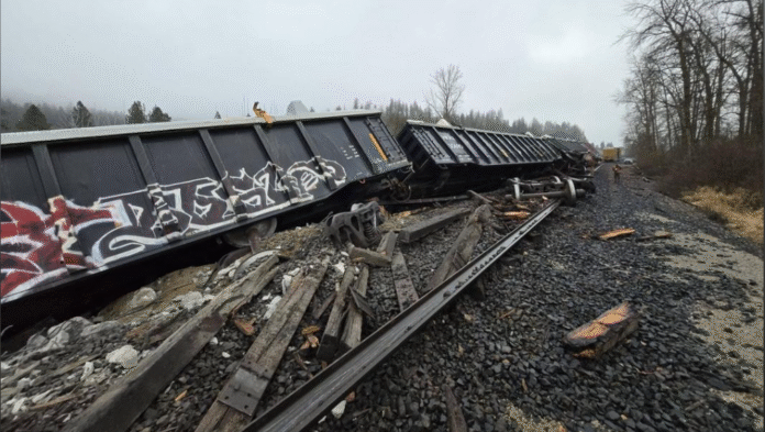 Emergency crews responding to train derailment in Stevens County