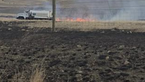 Firefighters battle grass fires off interstate in Park County