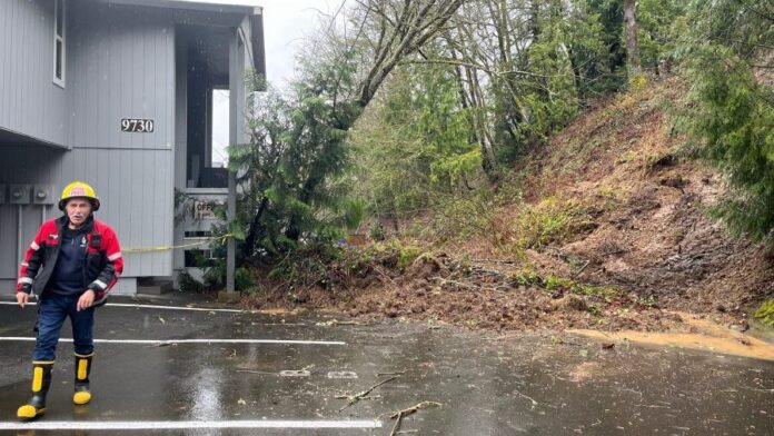 Firefighters respond to SW Portland landslide, take residents to safety