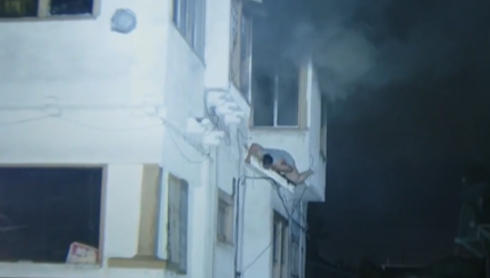 VIDEO: Firefighters rescue woman who crawled onto roof to escape South Los Angeles fire
