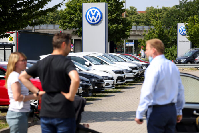 VW, Volvo Warn Iran Conflict Compounds ‘Anxiety’ for Car Buyers