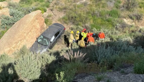 Woman rescued after car goes off 118 Freeway embankment in Ventura County